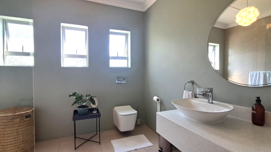 5 Bedroom Property for Sale in Beacon Bay Eastern Cape